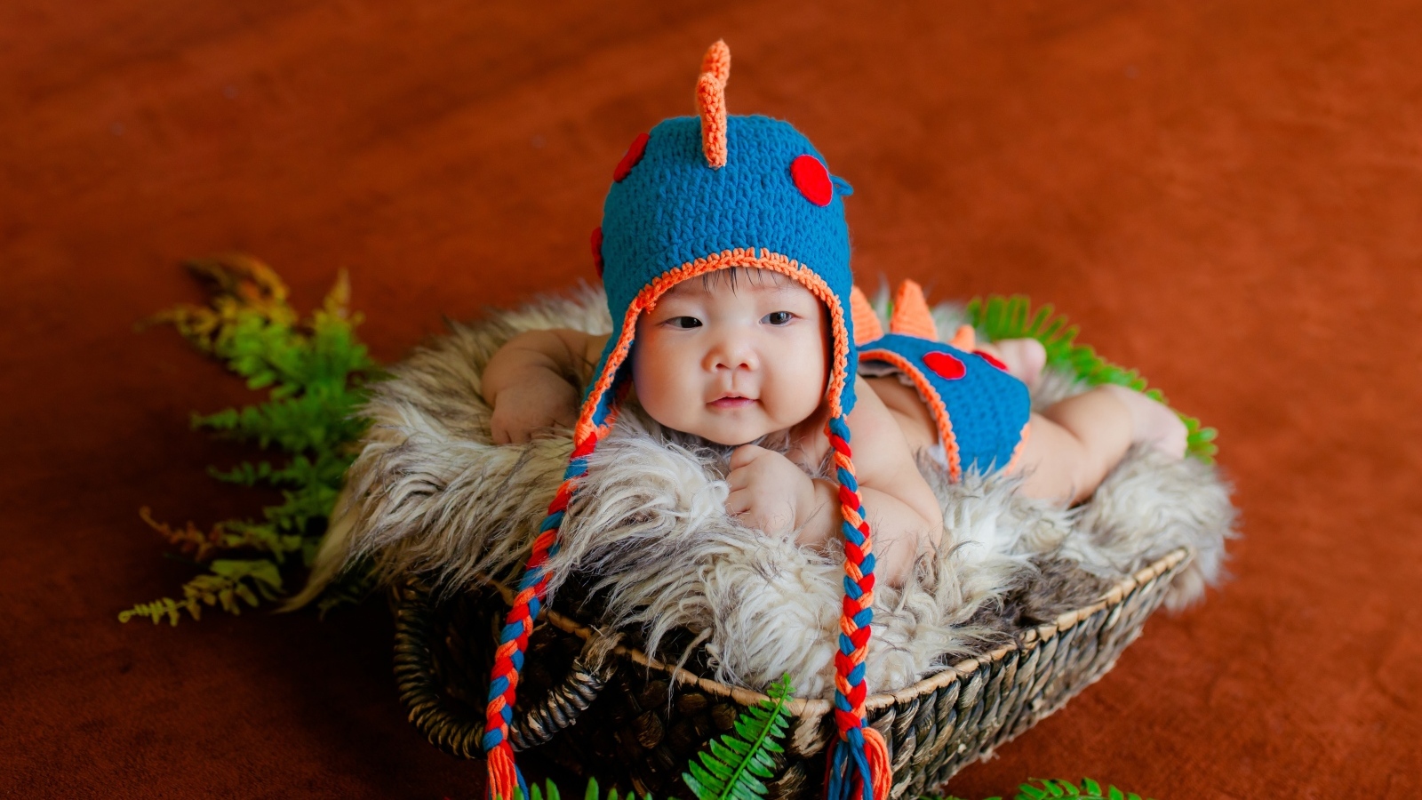 Маленький ребенок в смешной вязаной шапке