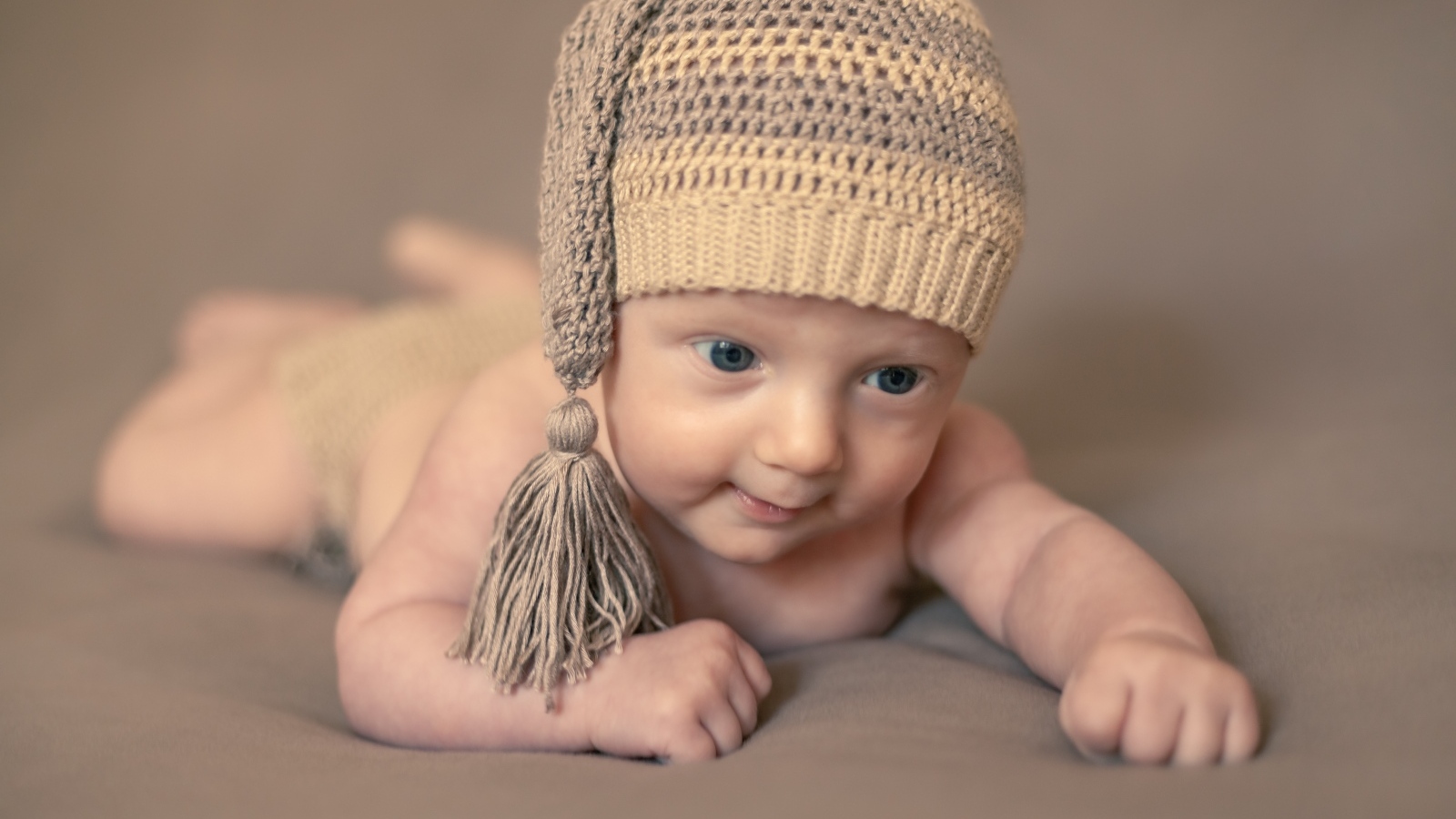 Маленький ребенок в вязаной шапке 