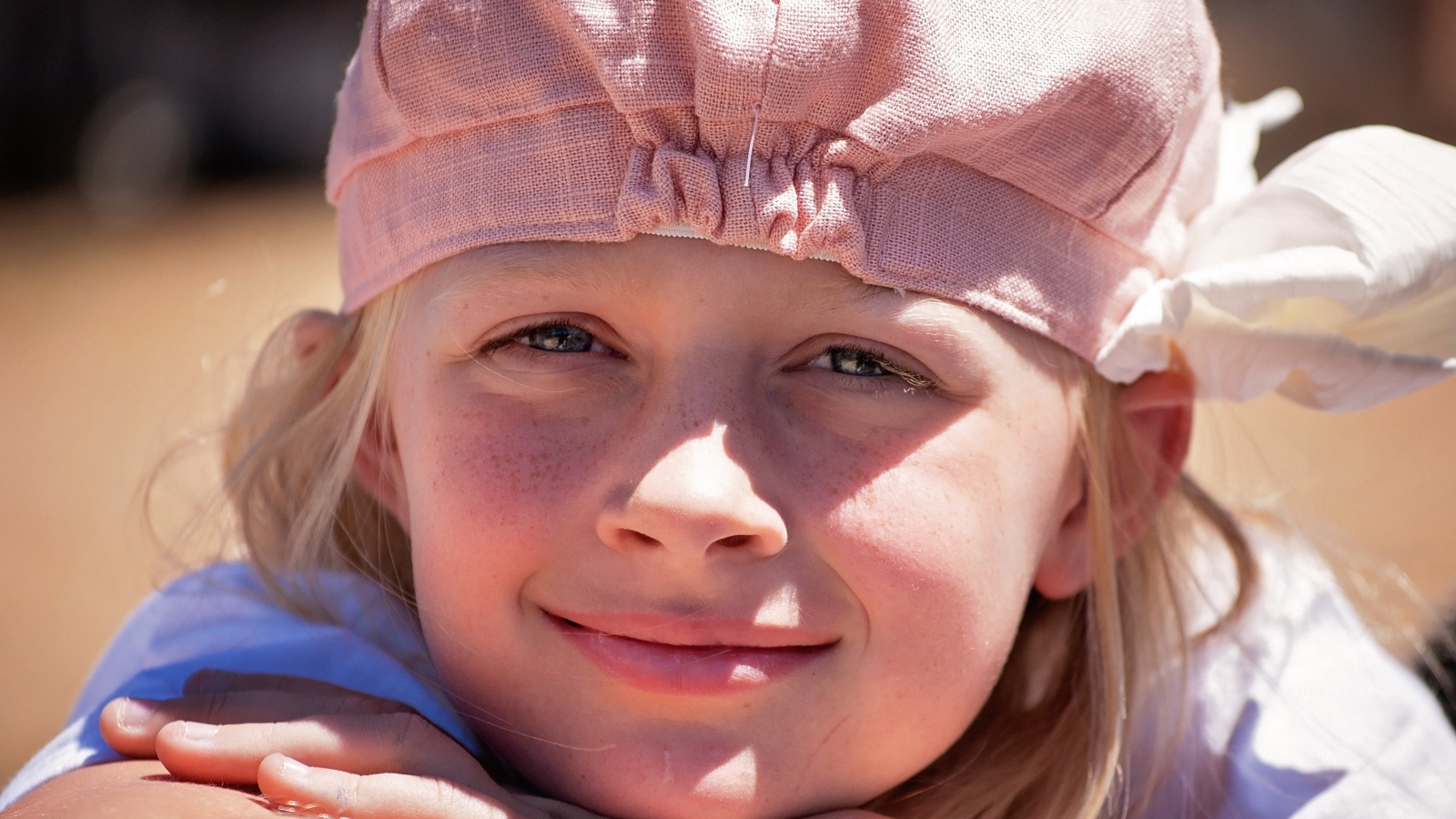 Маленькая девочка в розовой шапке