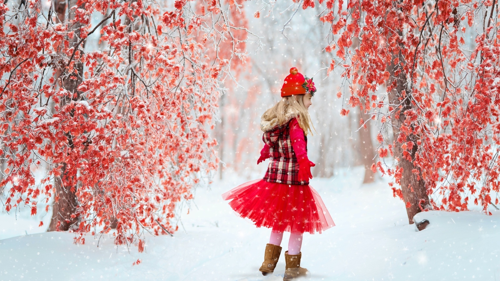 Маленькая девочка в красном платье в зимнем лесу