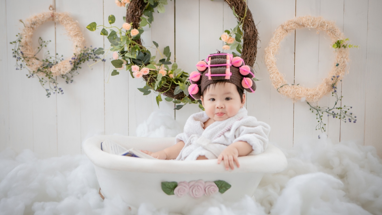 Маленькая девочка сидит в ванной