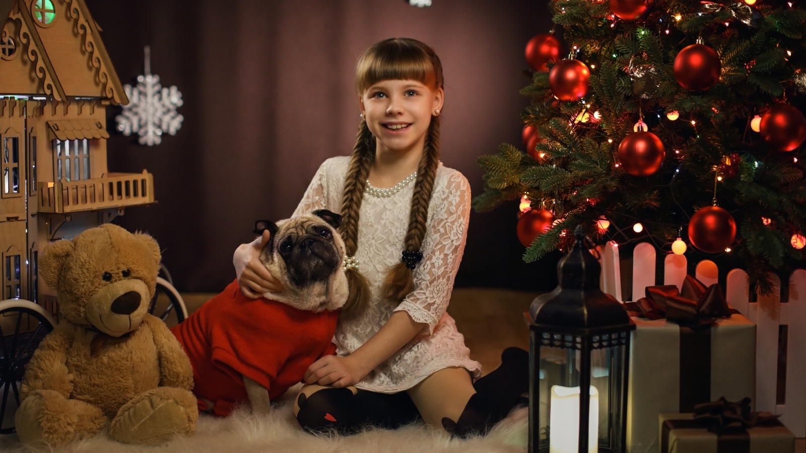 Маленькая девочка с собакой на новый год