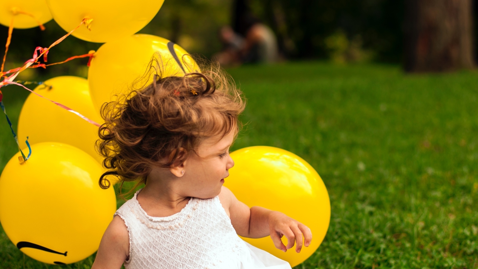 Маленькая девочка с желтыми шариками