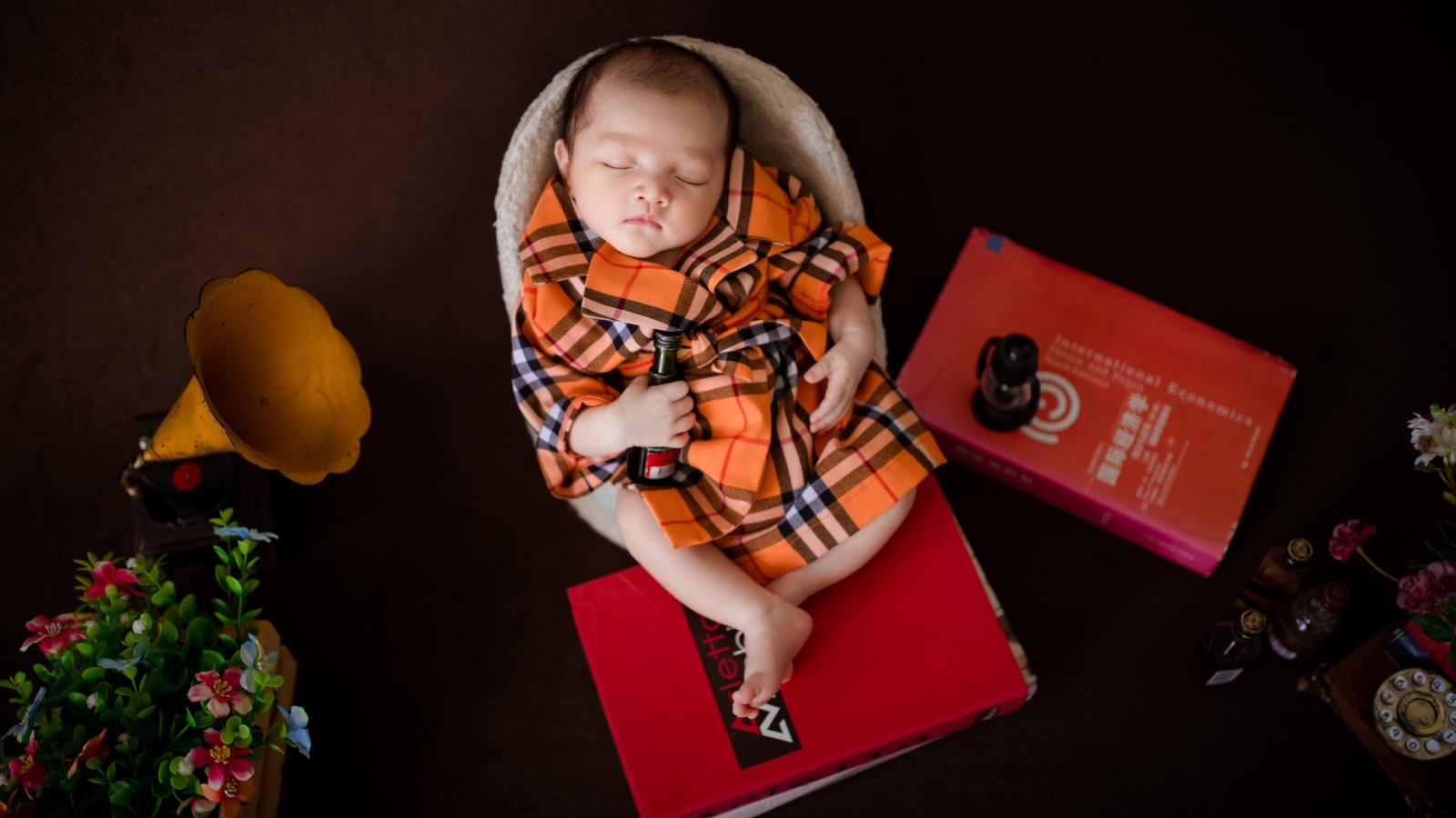 Серьезный спящий новорожденный малыш 