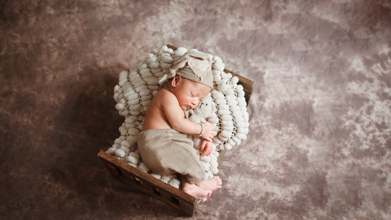 Спящий новорожденный ребенок в кроватке 