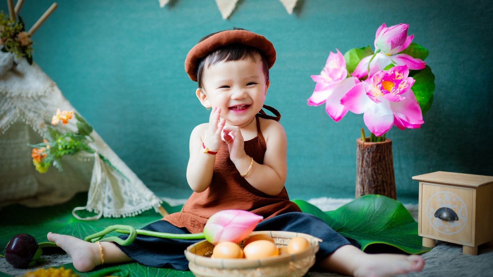 Улыбающийся мальчик с цветами 