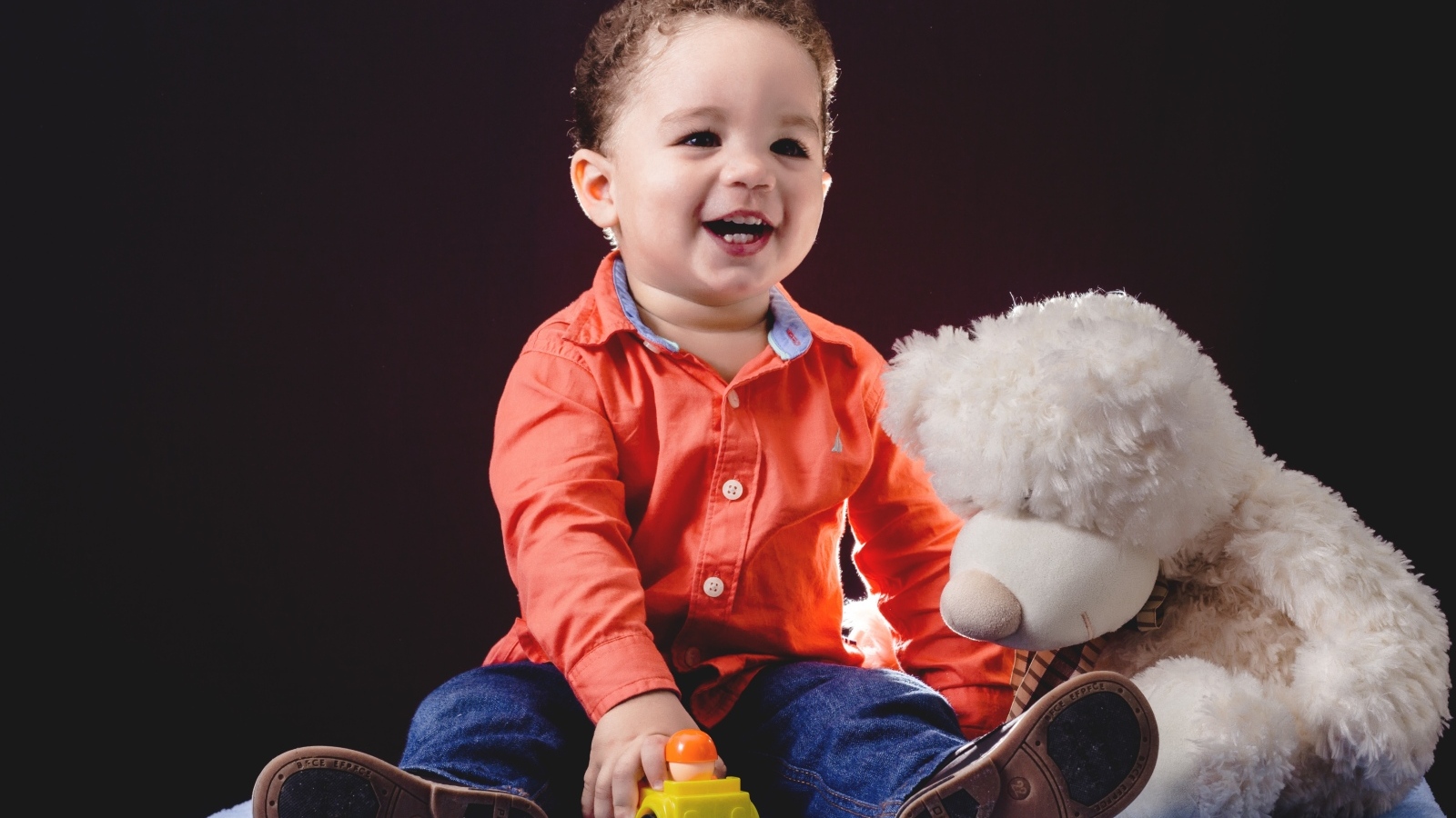 Улыбающийся мальчик с игрушечным медведем