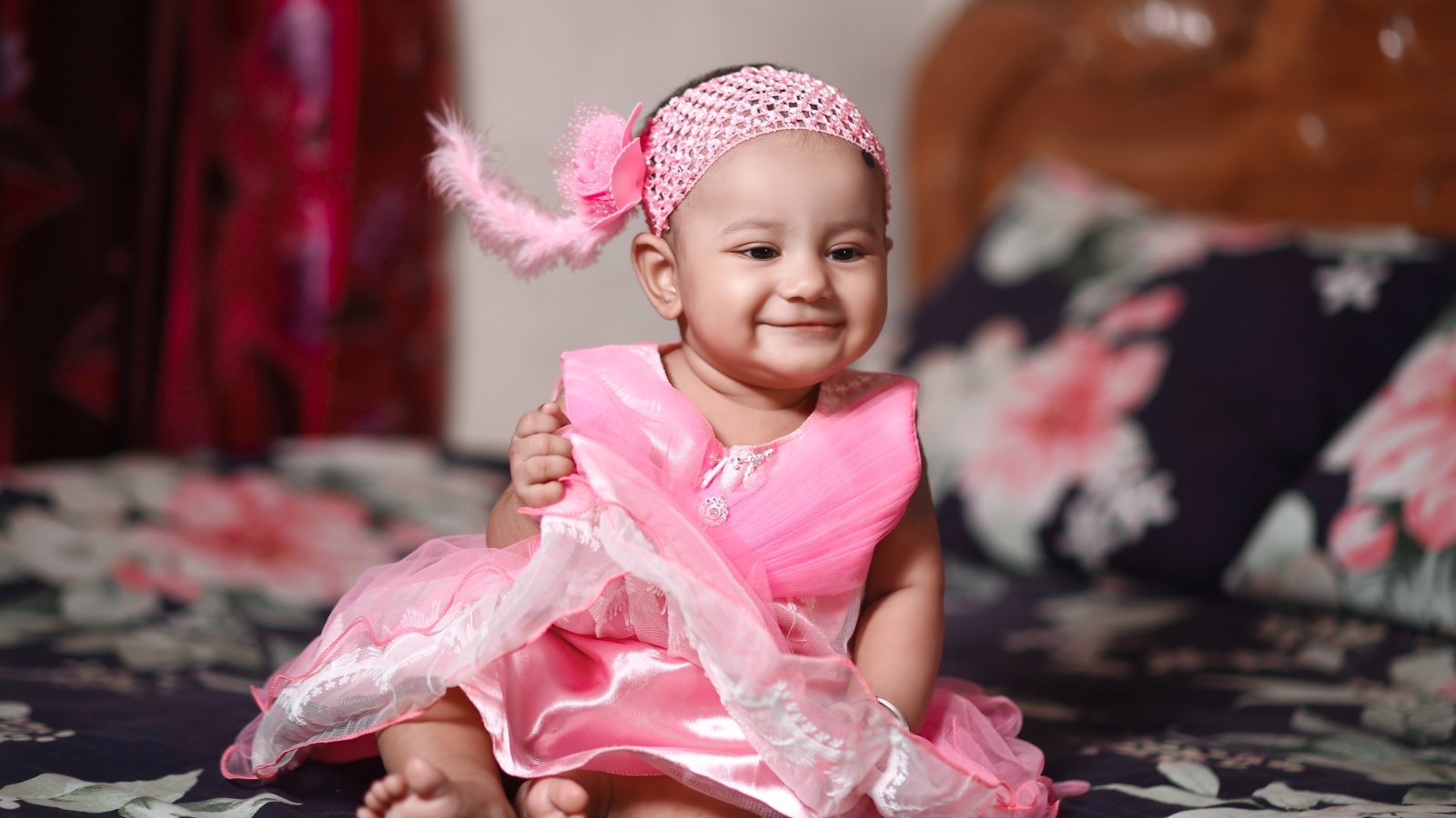 Улыбающаяся девочка в красивом розовом платье