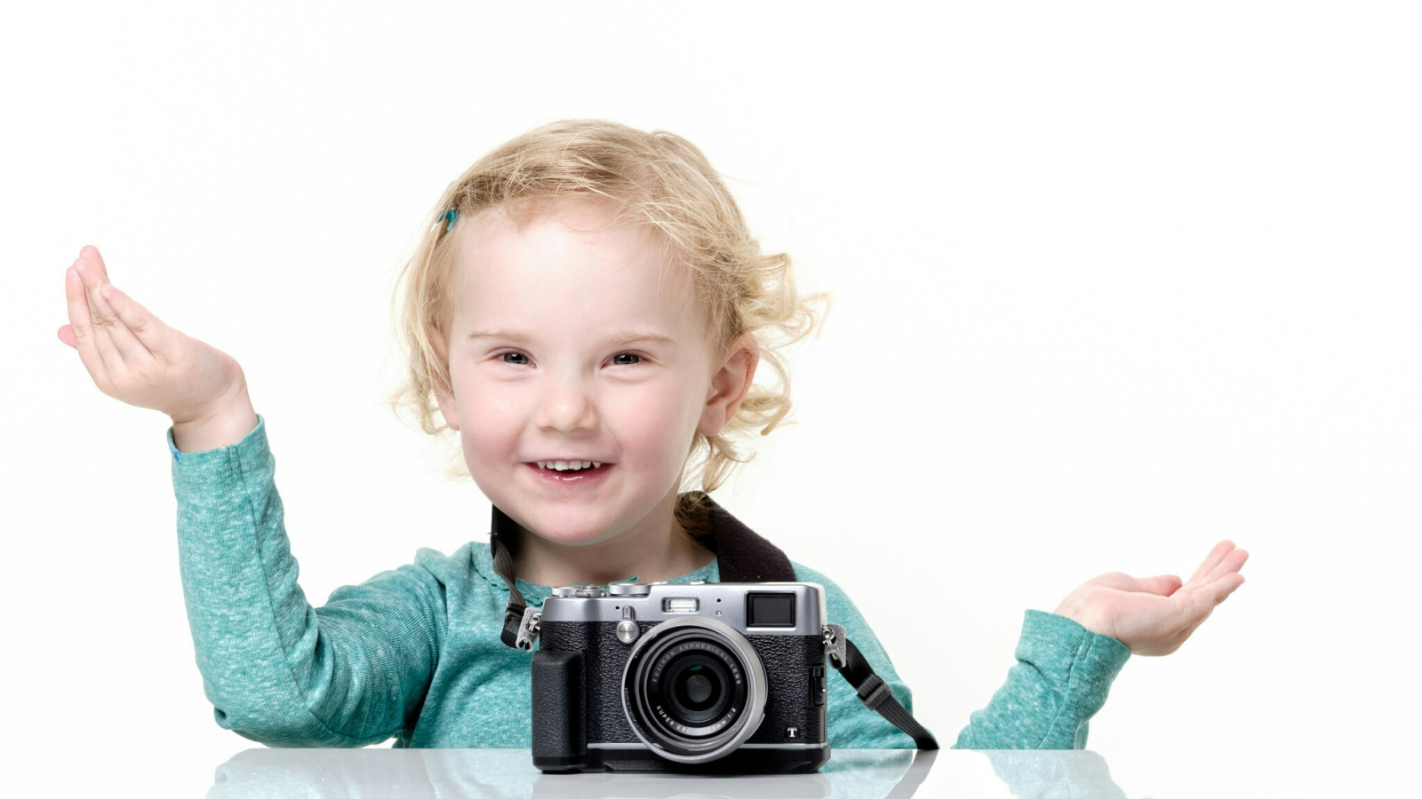 Улыбающаяся девочка с фотоаппаратом 