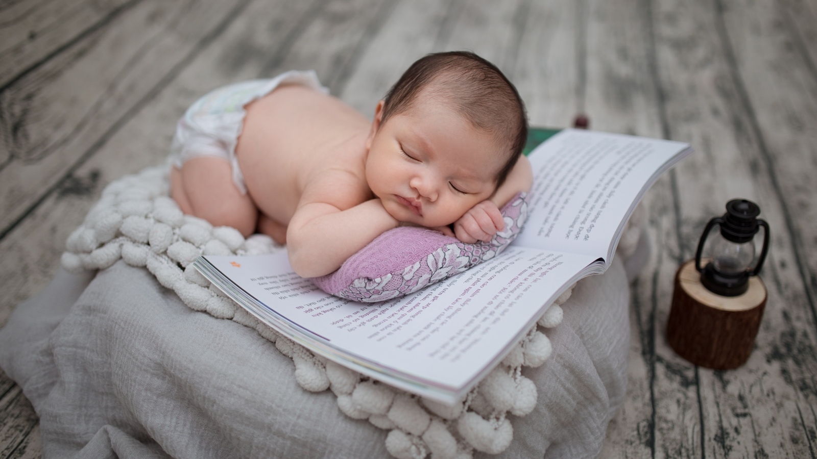 Сладкий сон малыша с книгой