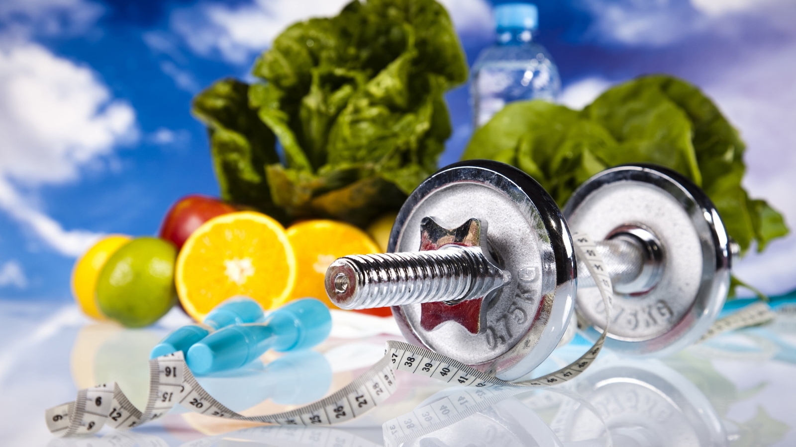 Гантели с фруктами и сантиметром