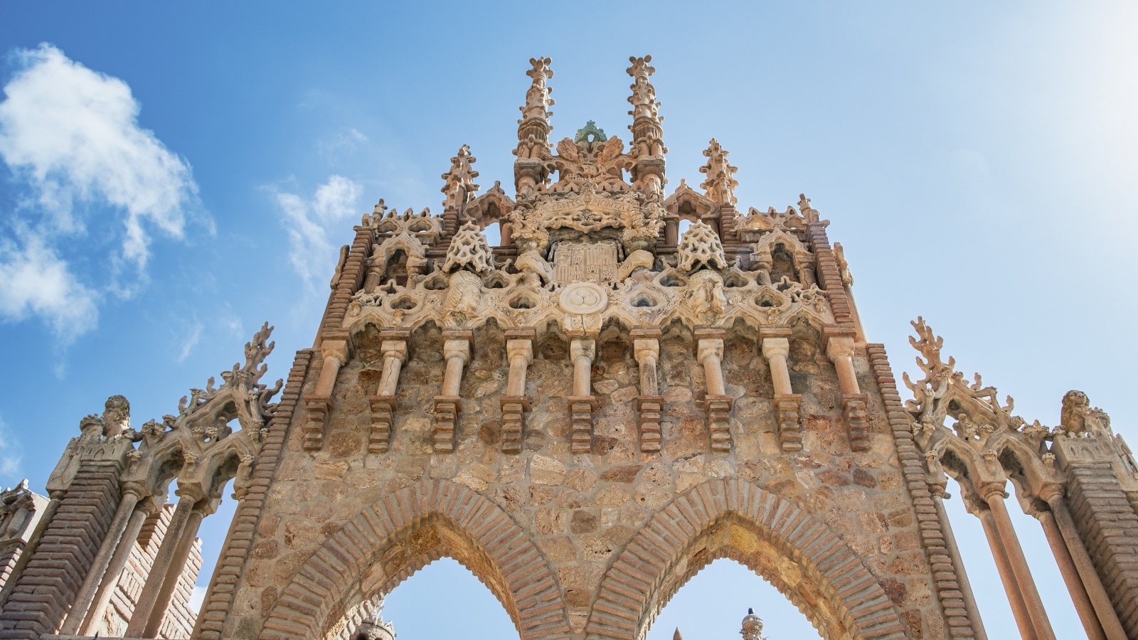 Красивая старинная арка у входа в храм