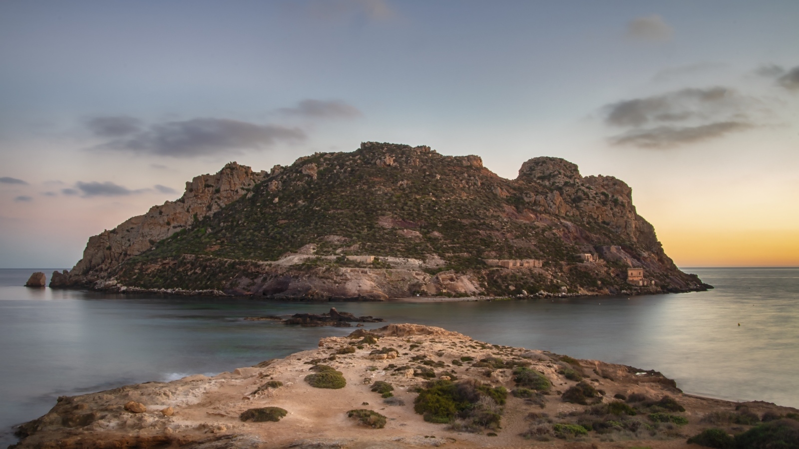 Красивый вид на скалу в море, Исландия