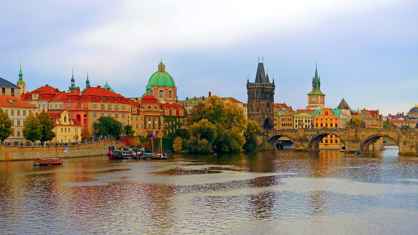 Красивый вид на дома в городе Прага, Чехия