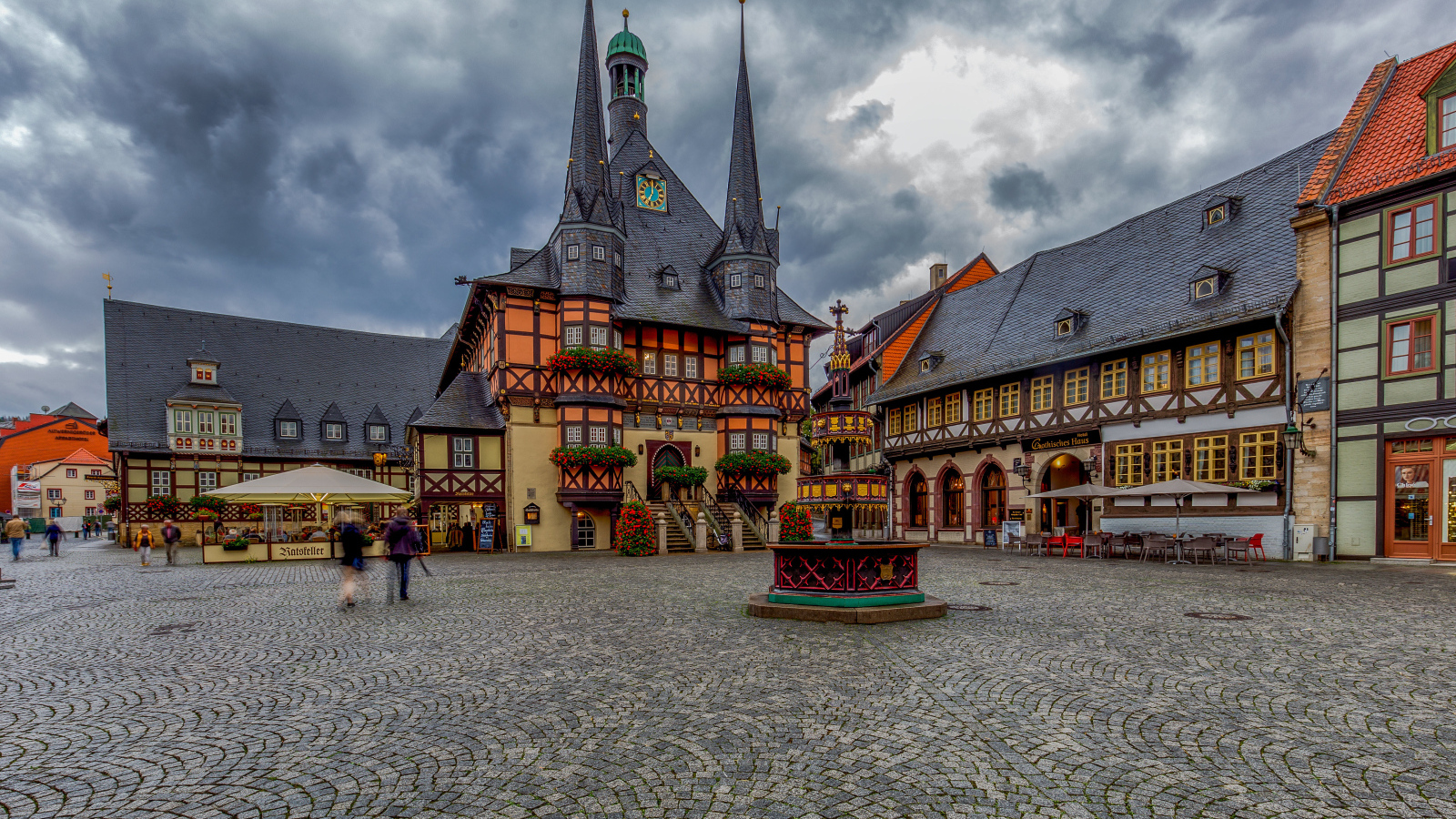 Красивые дома на площади в городе Вернигероде, Германия