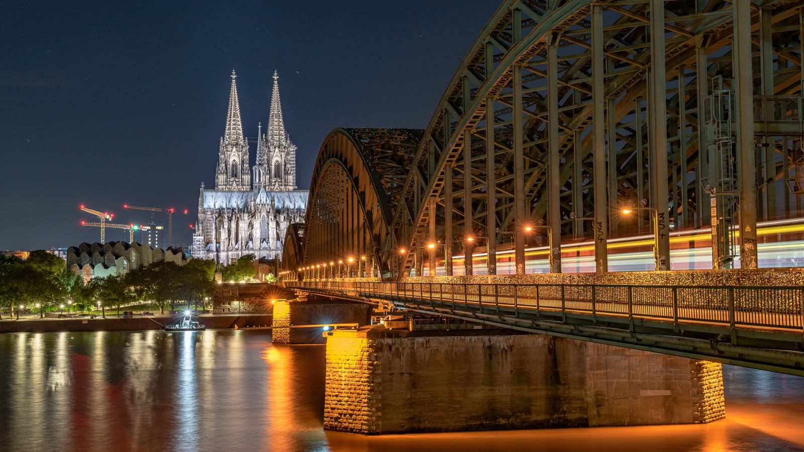 Мост через реку и замок в городе Кельн, Германия