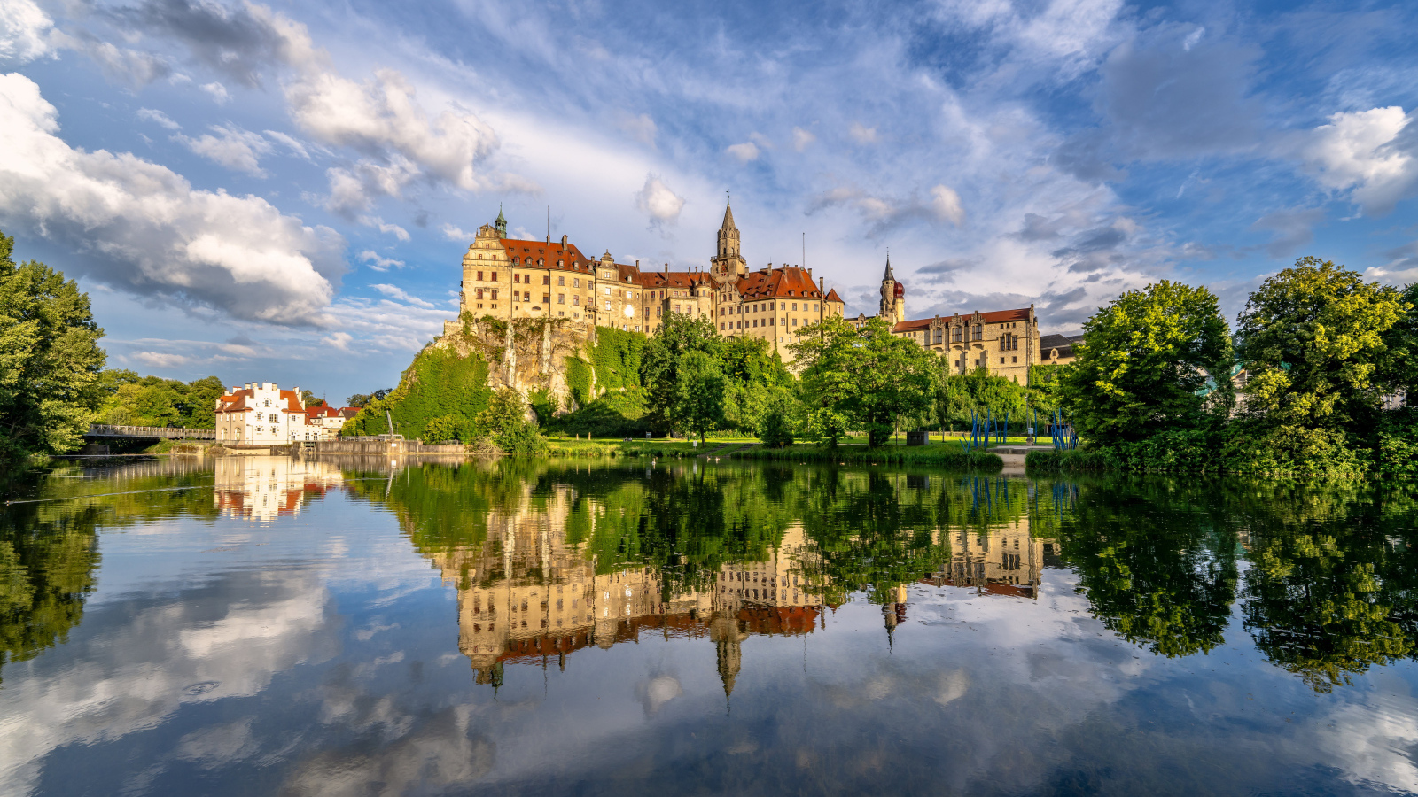 Замок Гогенцоллерн отражается в воде летом, Германия