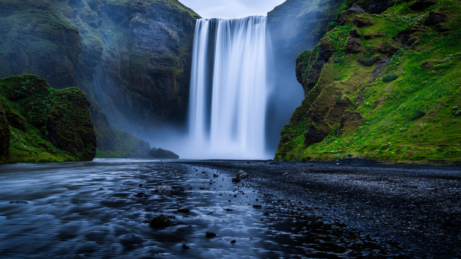 Красивый водопад Скоугафосс, Исландия