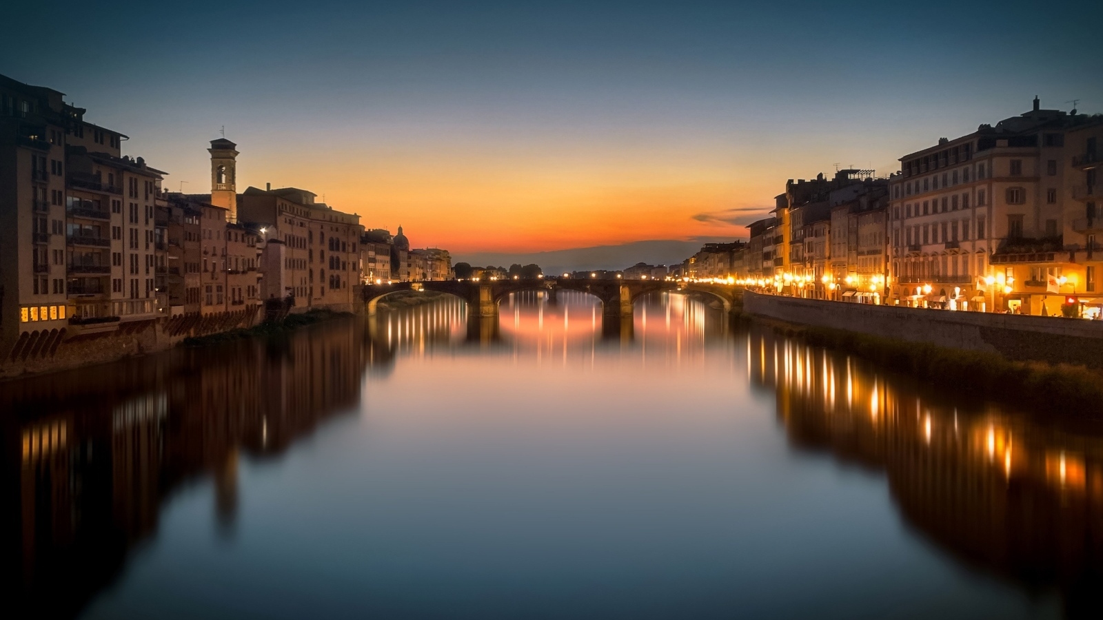 Красивый вид на дома и реку вечером, Италия