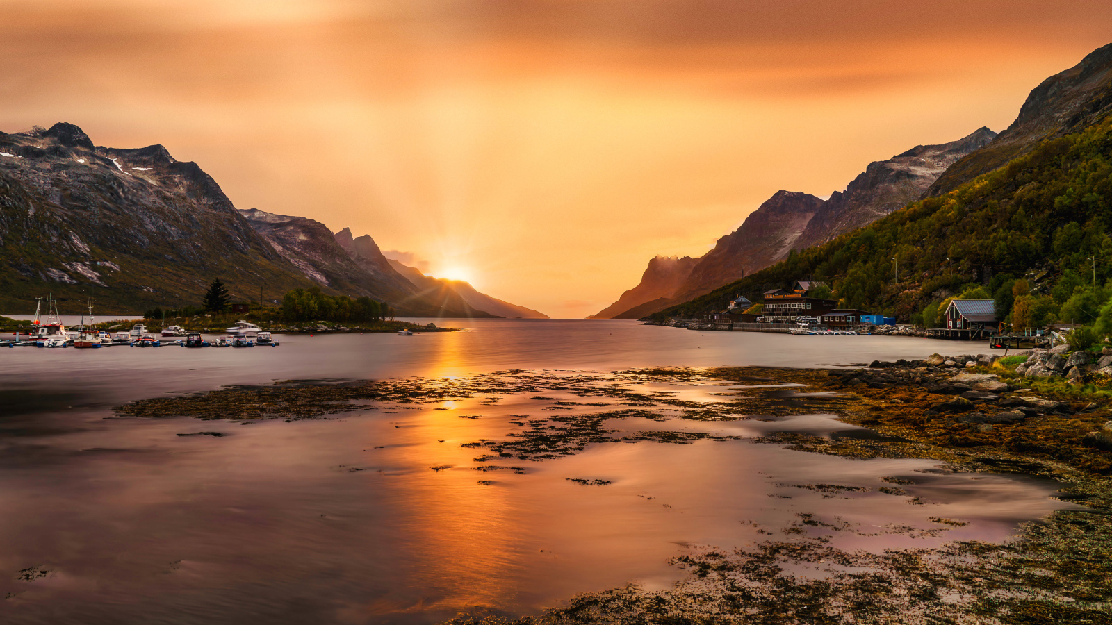 Яркое солнце в горах над заливом, Норвегия