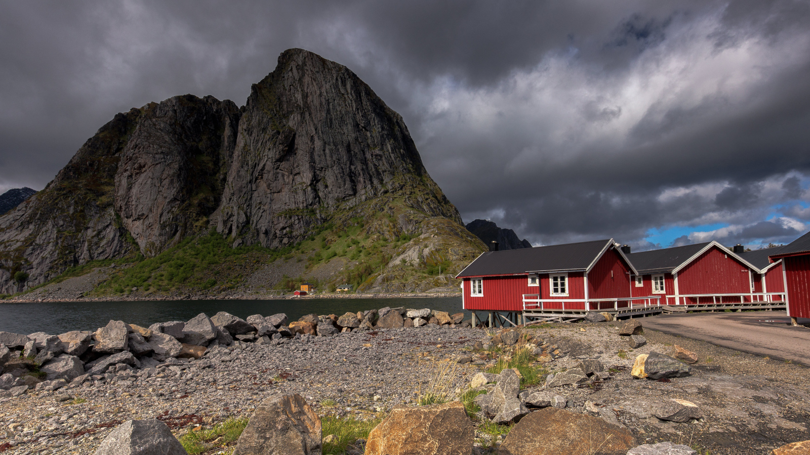 Грозовые тучи над горами в Норвегии