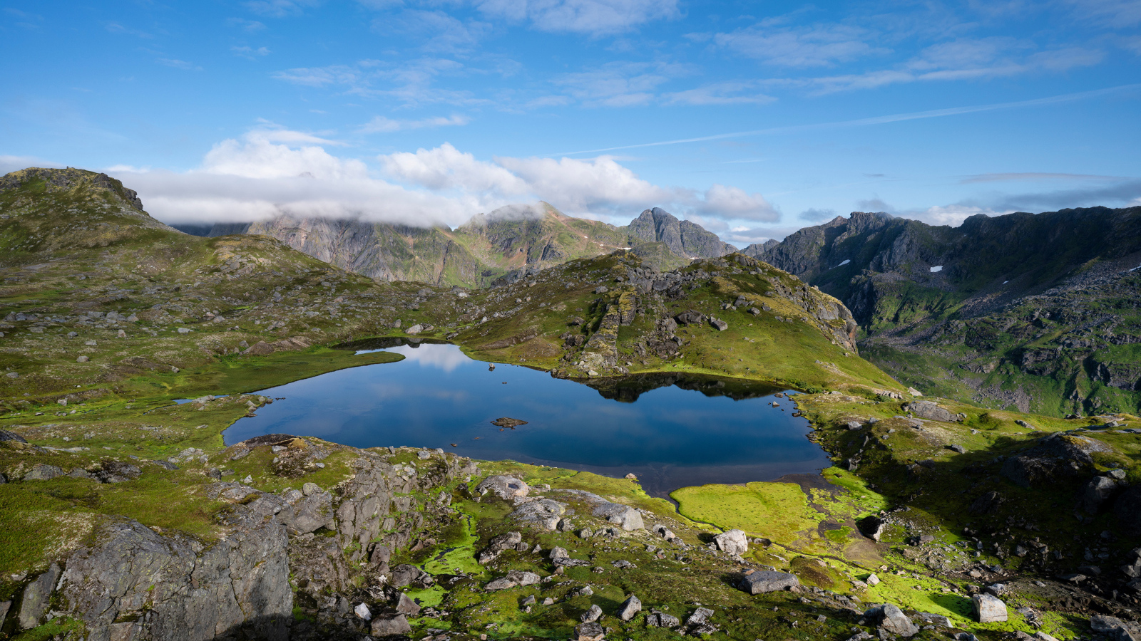 Вид на озеро и покрытые зеленью горы, Норвегия