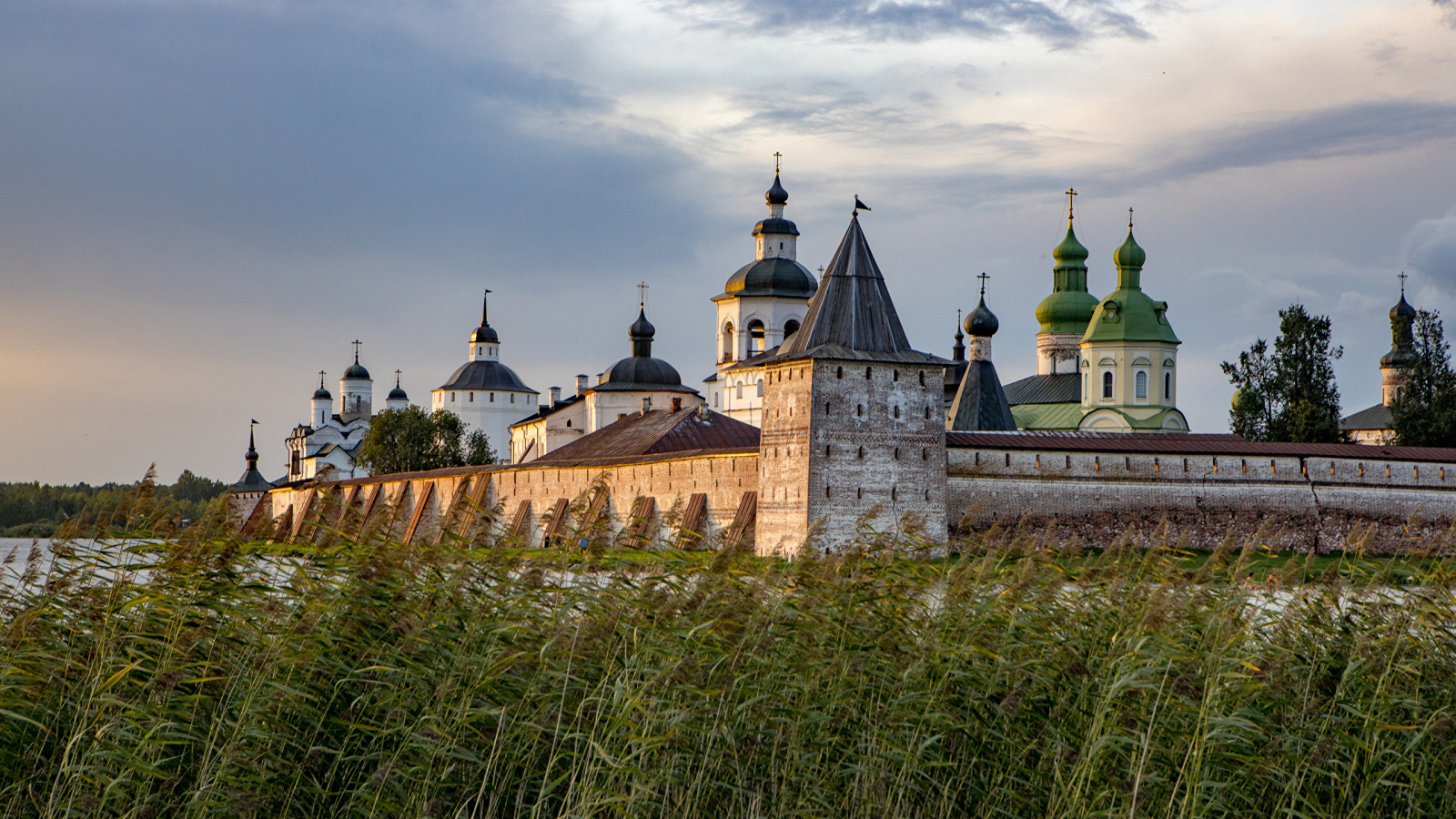 Кирилло-Белозерский монастырь  у реки, Россия