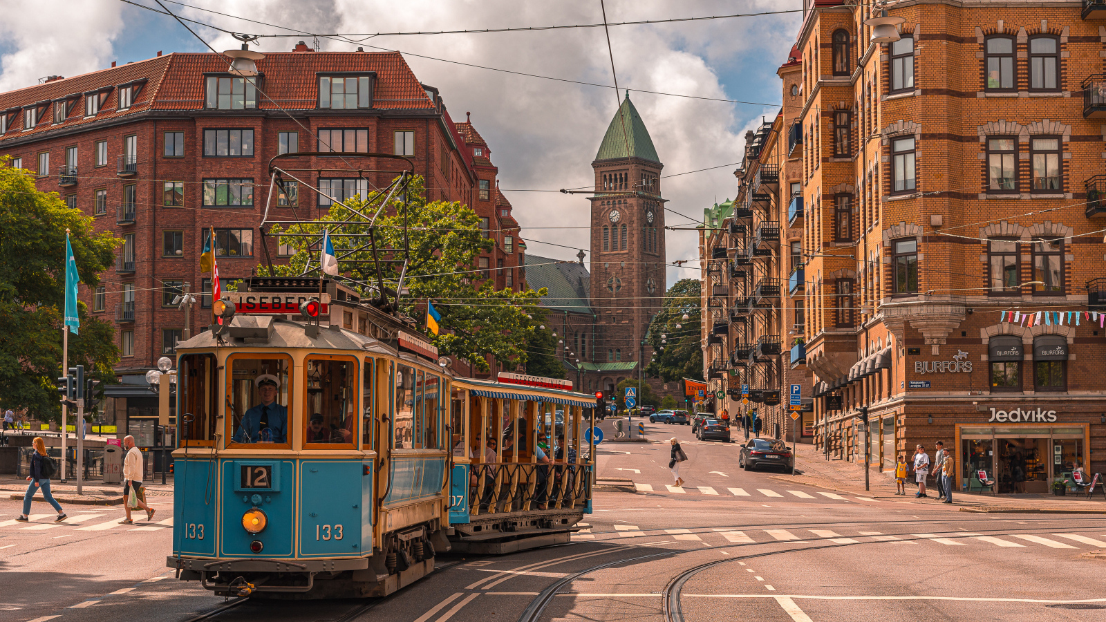 Старый трамвай на улице в Швеции