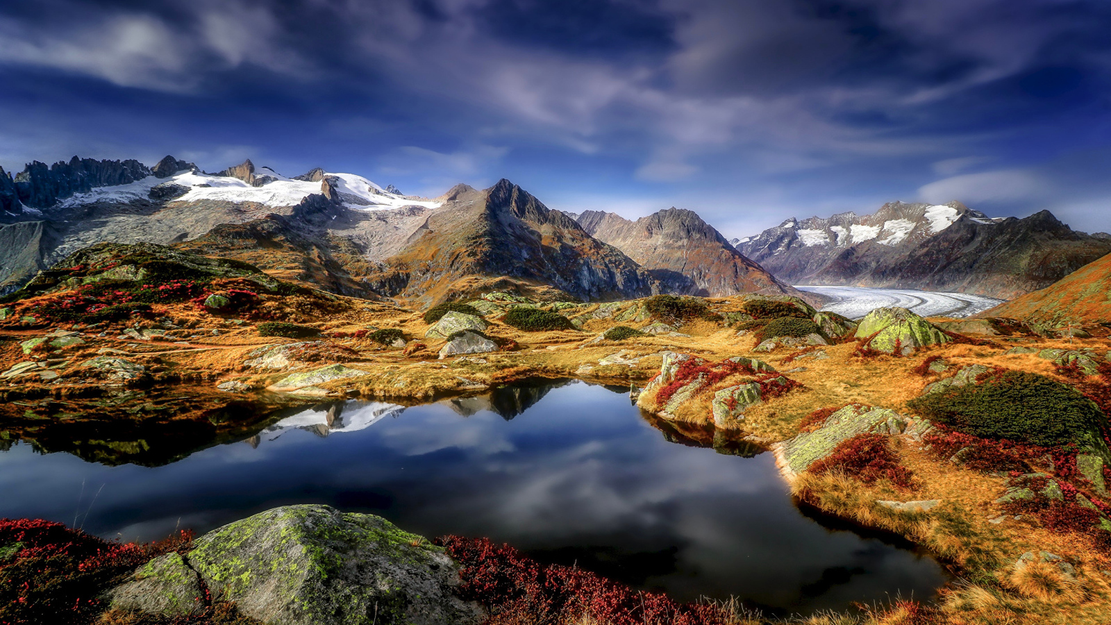 Озеро у подножия Швейцарских Альп