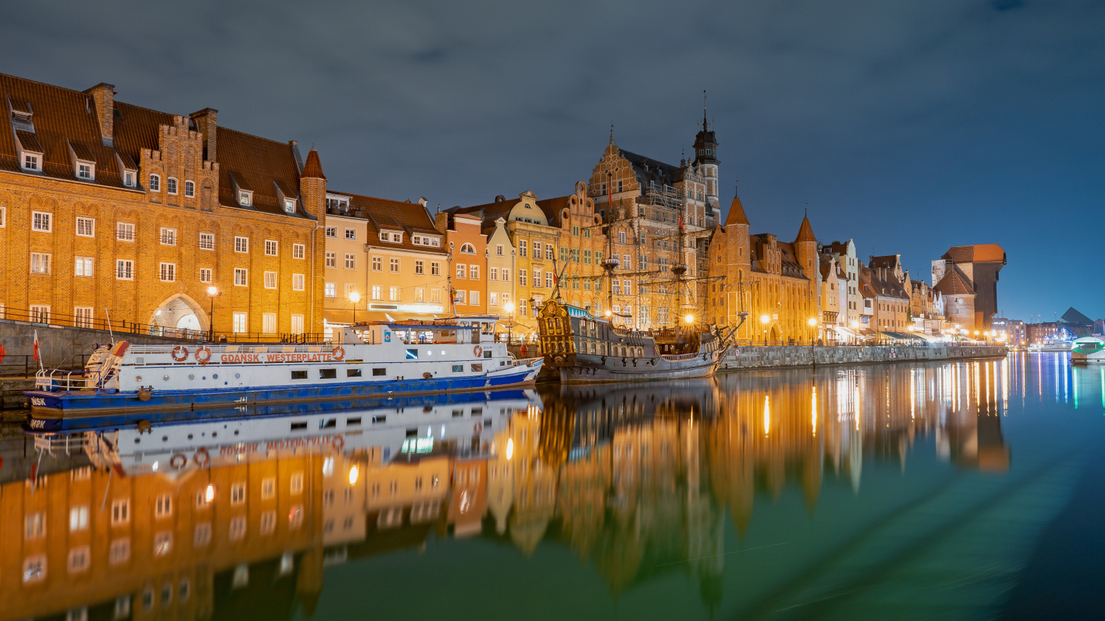 Дома отражаются в водном канале, город Гданьск. Польша