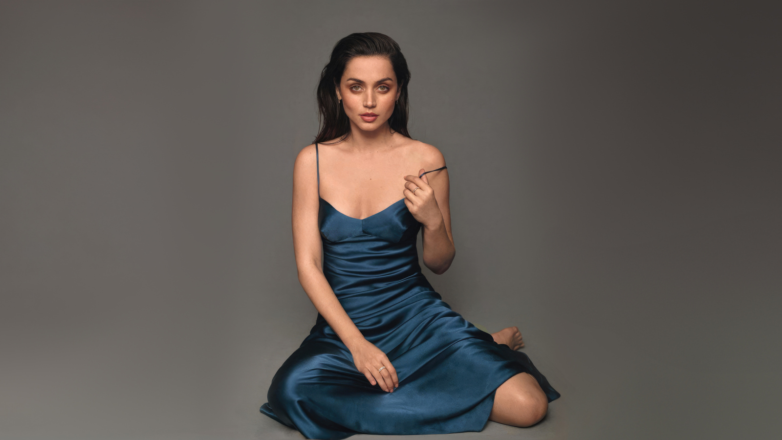 Актриса Ана де Армас в платье на сером фоне