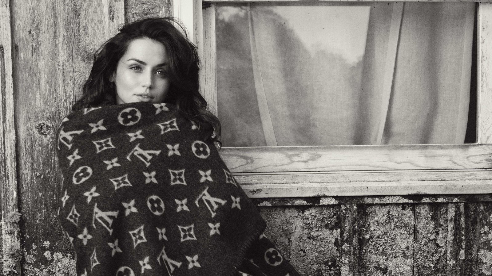 Актриса Ана де Армас укуталась пледом