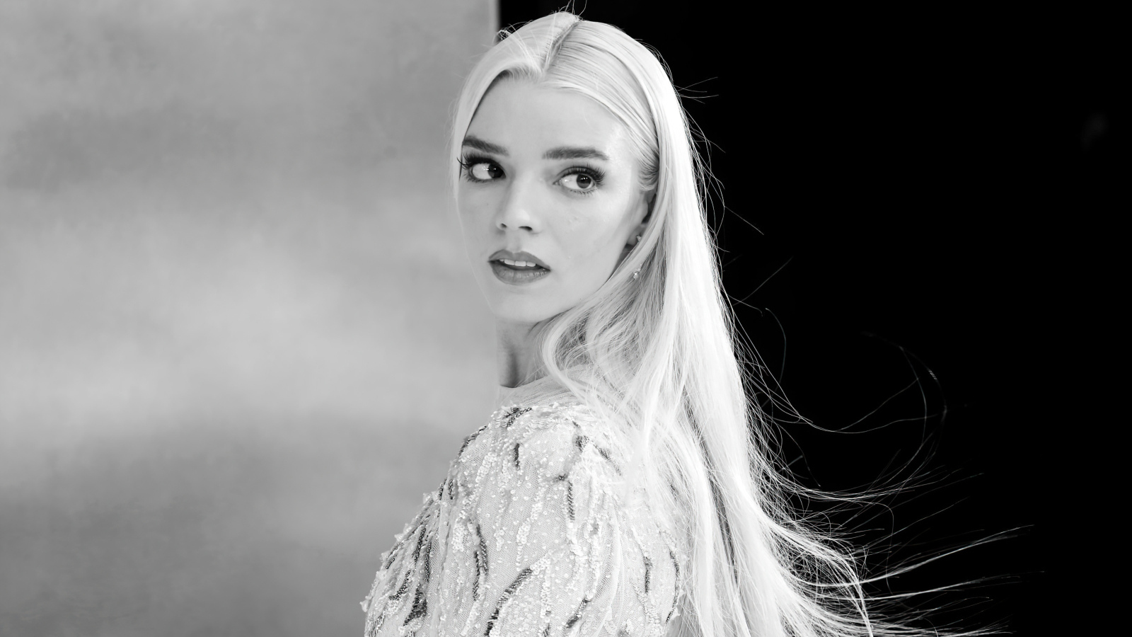 Актриса Аня Тейлор-Джой черно-белое фото