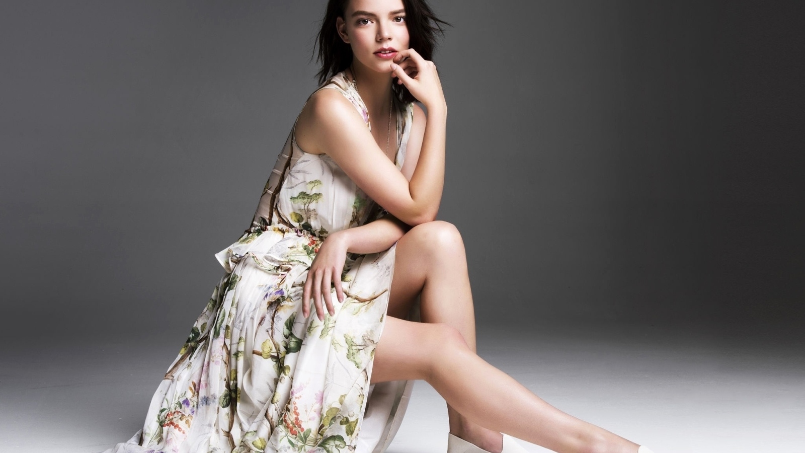 Актриса Аня Тейлор-Джой в красивом платье на сером фоне