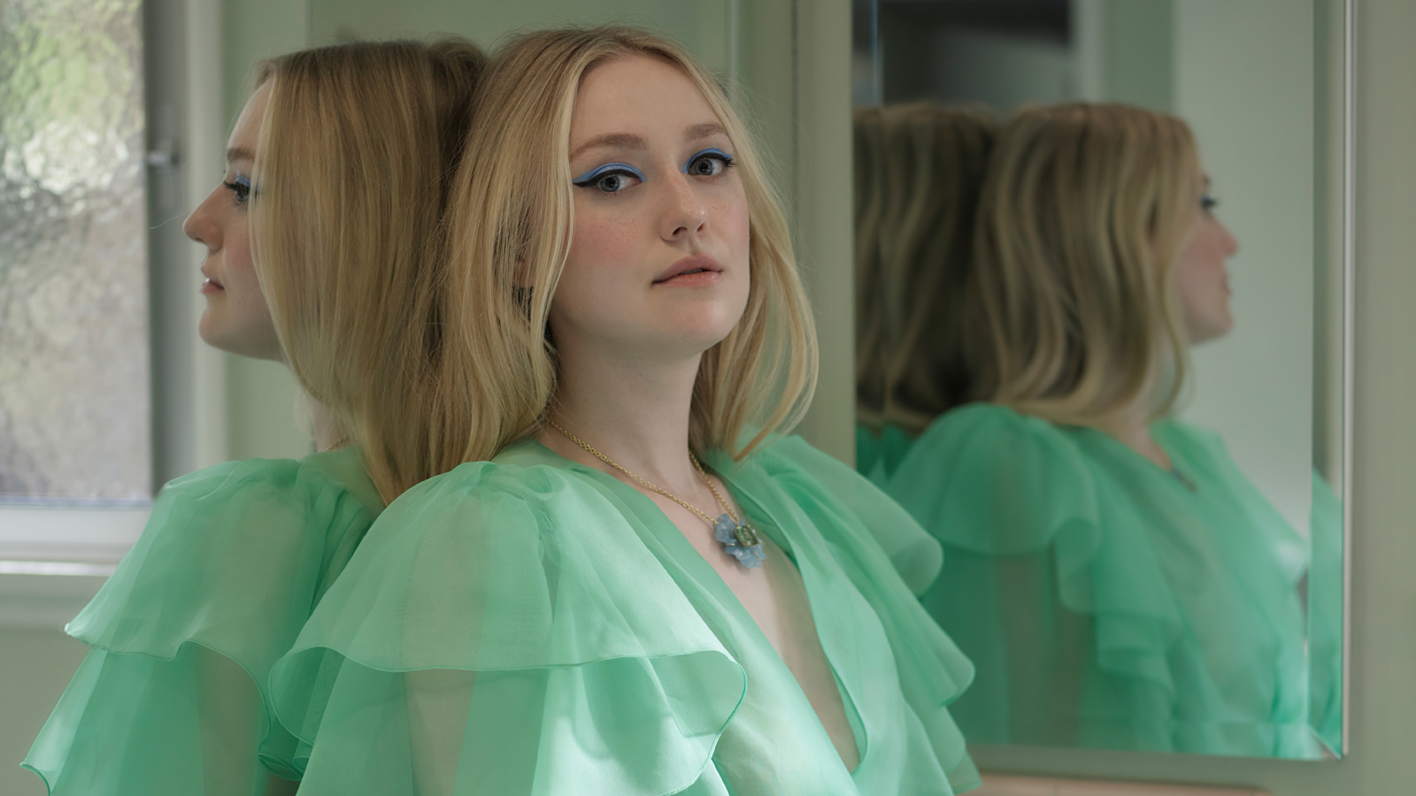 Актриса Дакота Фэннинг в зеленом платье