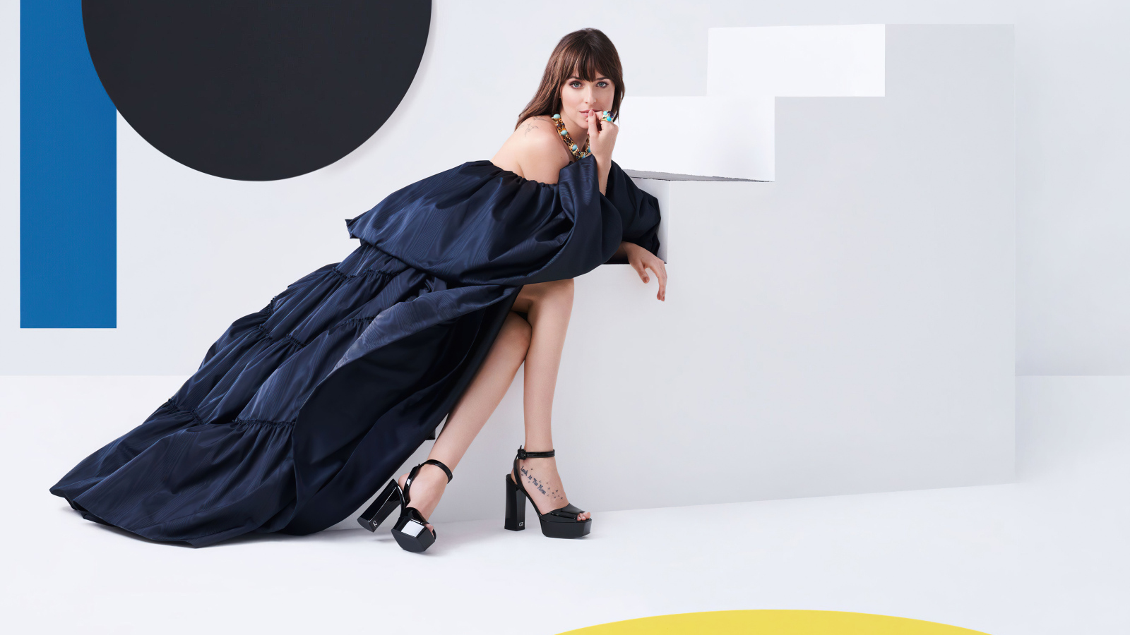 Актриса Дакота Джонсон в красивом черном платье