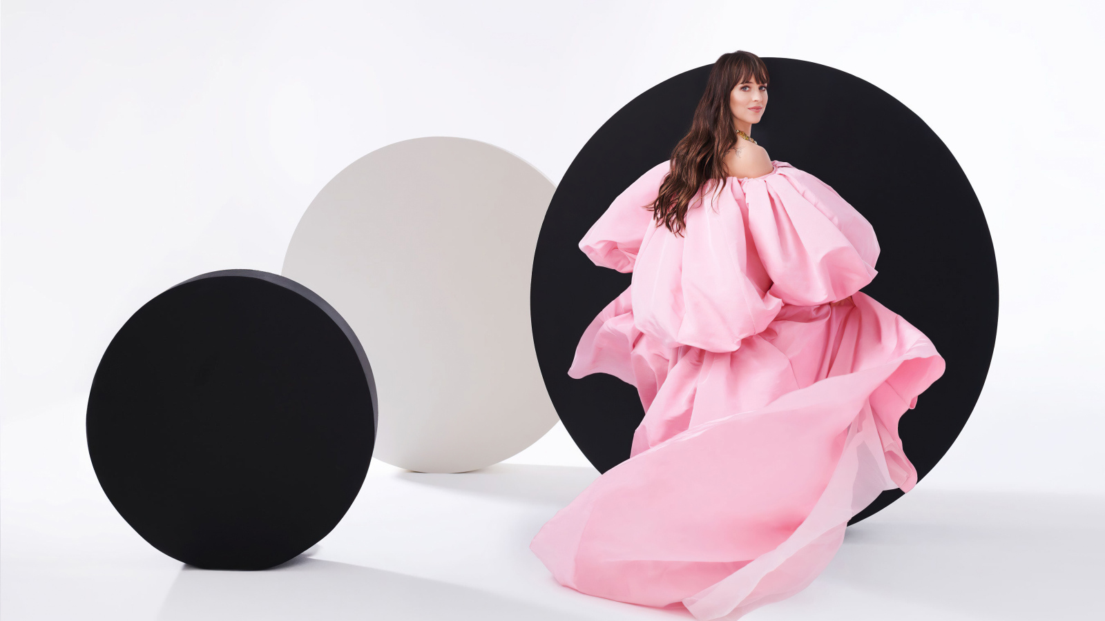 Актриса Дакота Джонсон в красивом розовом платье