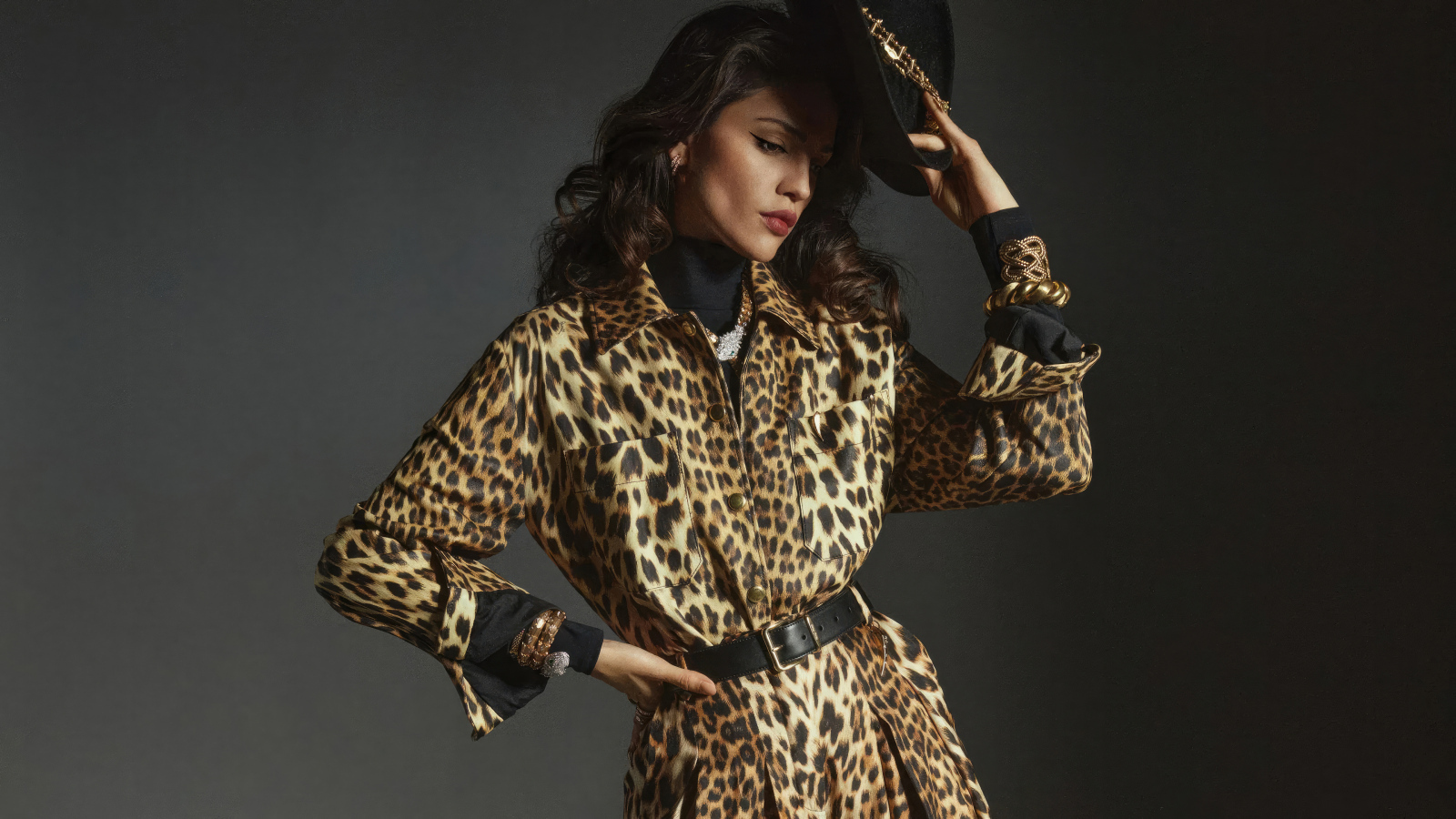 Актриса Эйса Гонсалес в леопардовом пальто