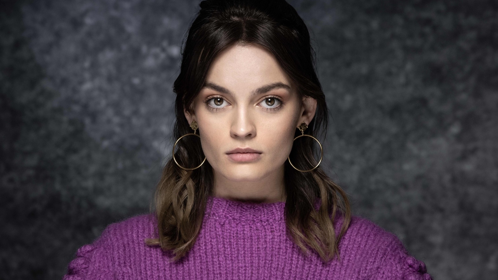 Актриса Эмма Маки на сером фоне