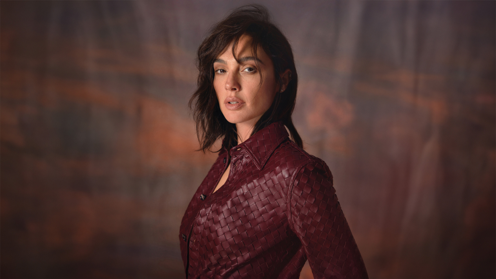 Актриса Галь Гадот в красной кожаной куртке