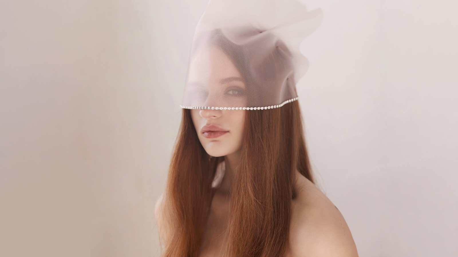 Актриса Джоуи Кинг с вуалью на лице