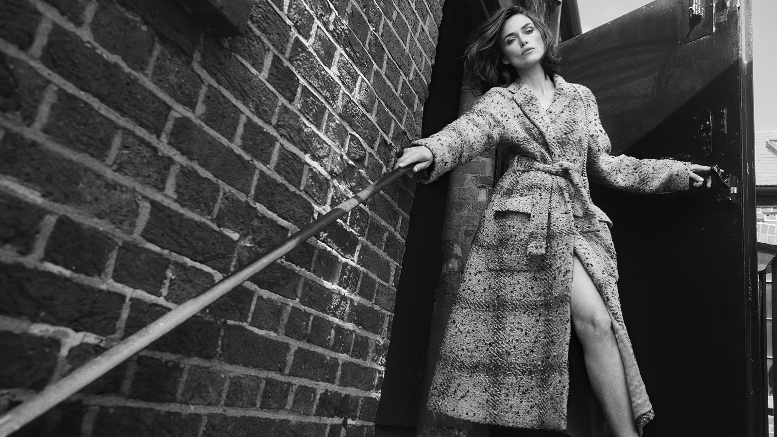 Актриса Кира Найтли в пальто у стены