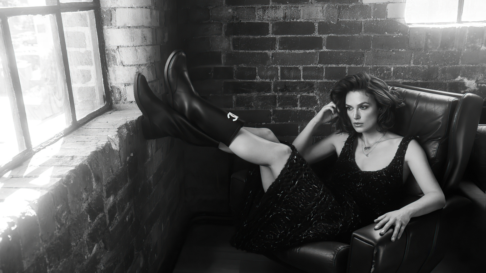 Актриса Кира Найтли лежит в кресле у стены