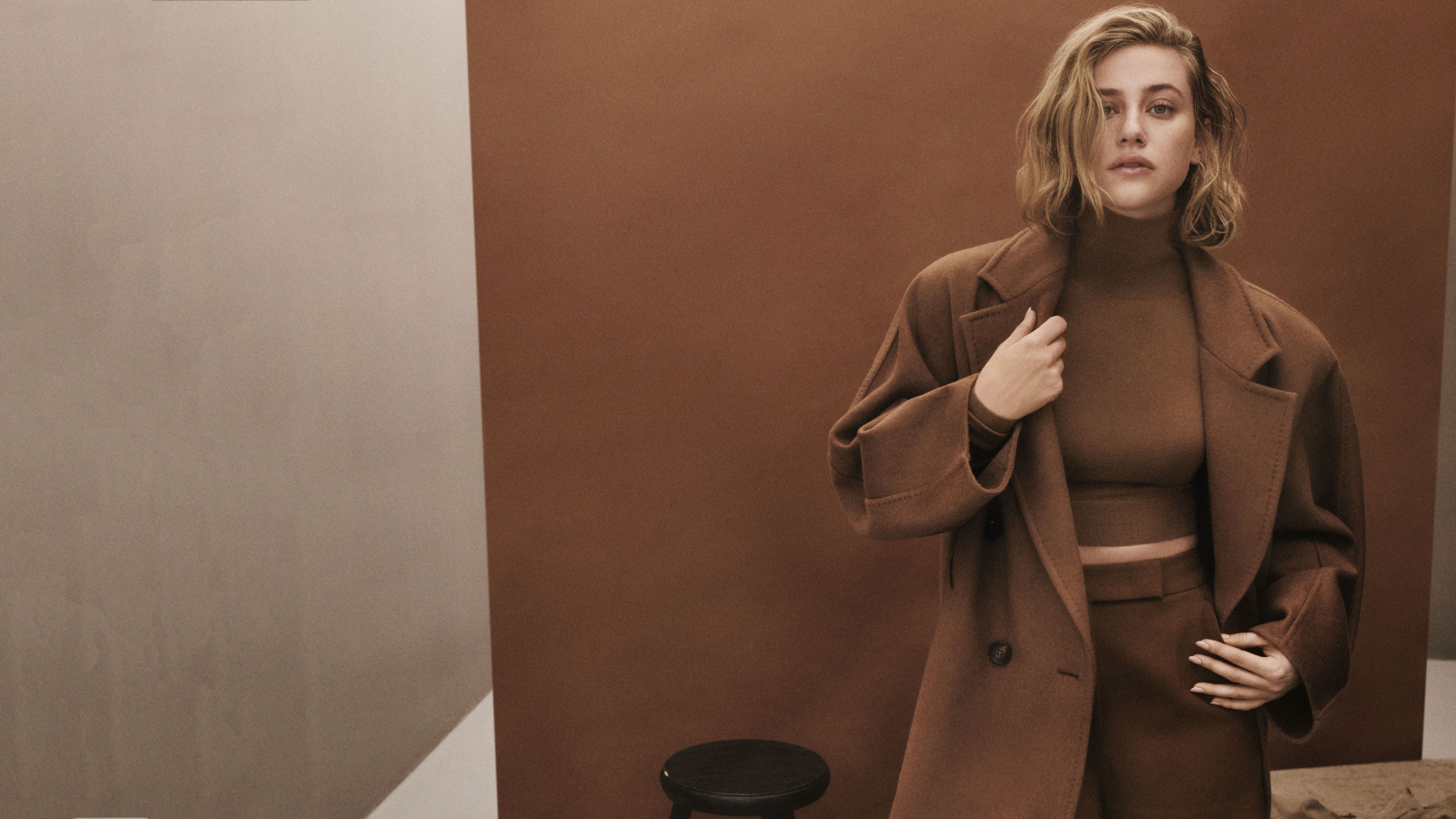 Актриса Лили Рейнхарт в коричневом пальто