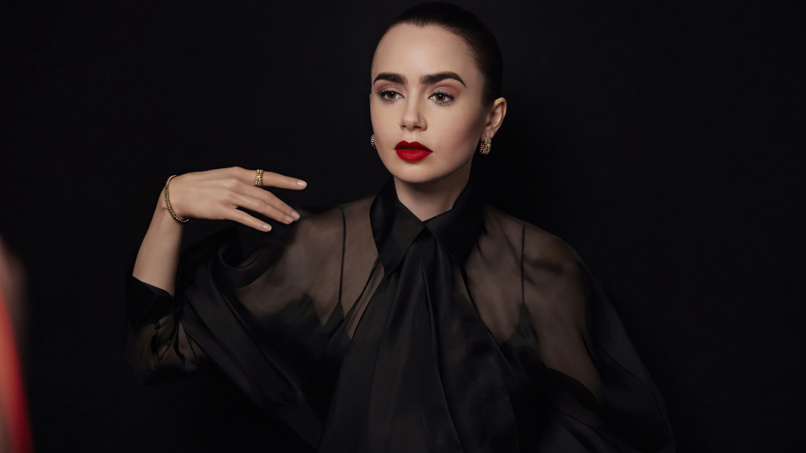 Актриса Лили Коллинз в черном наряде