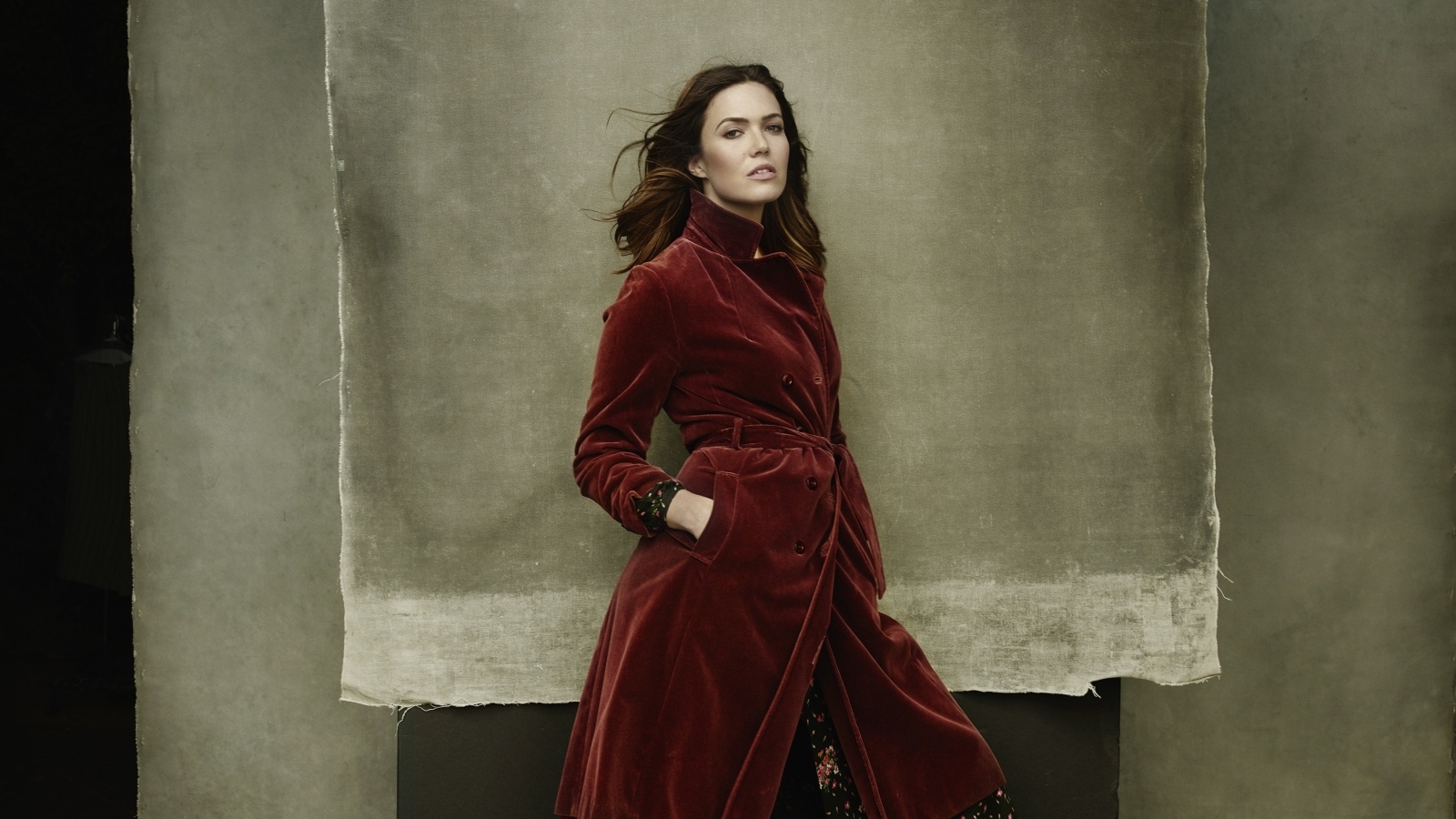 Актриса Мэнди Мур в красном пальто