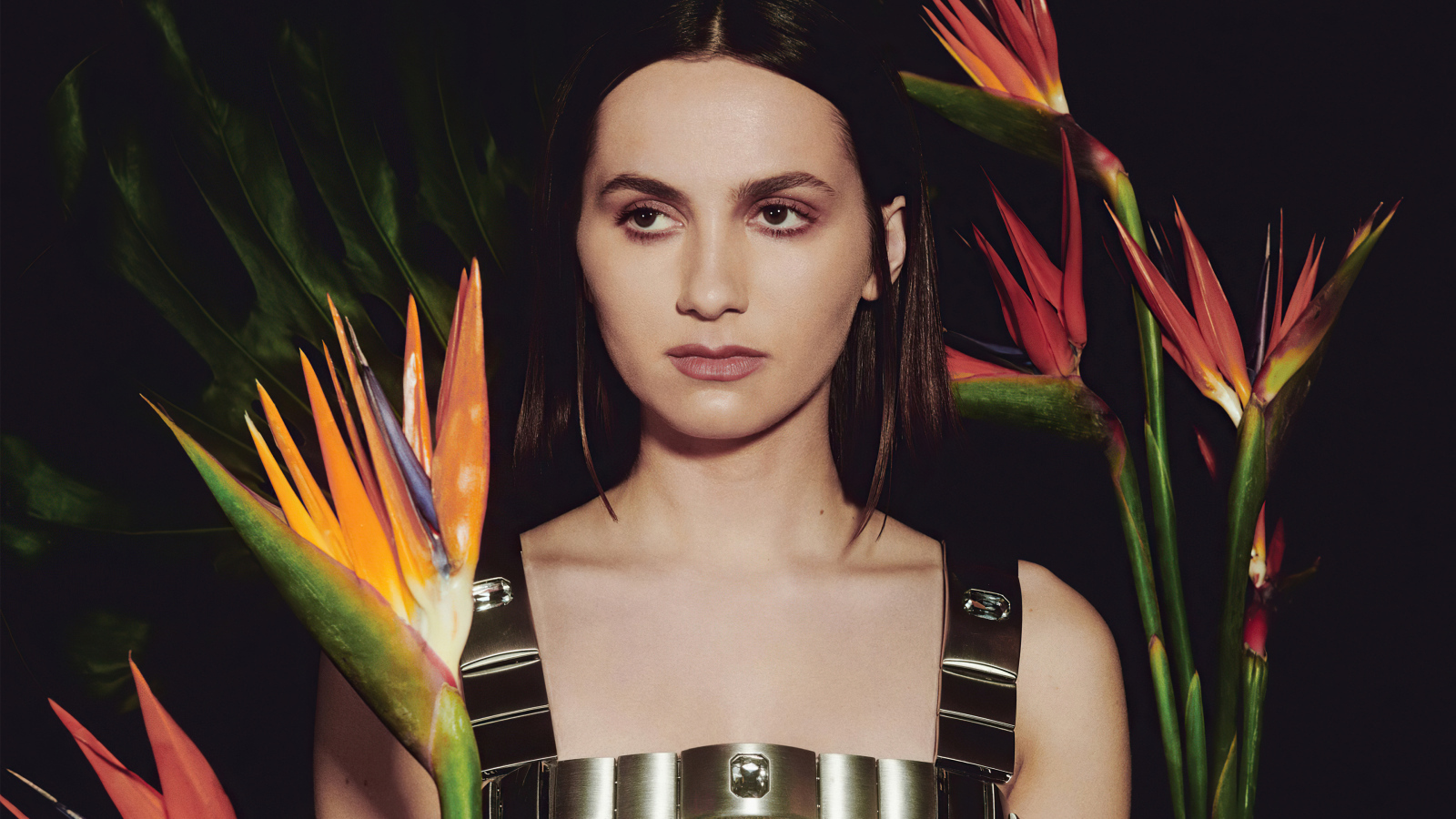 Актриса Мод Апатоу с цветами