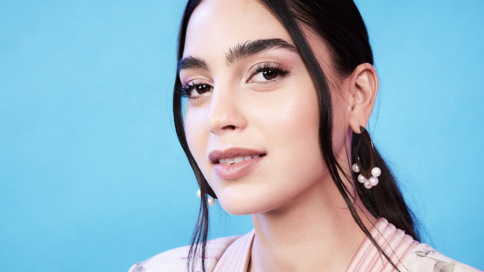 Актриса Мелисса Баррера на голубом фоне