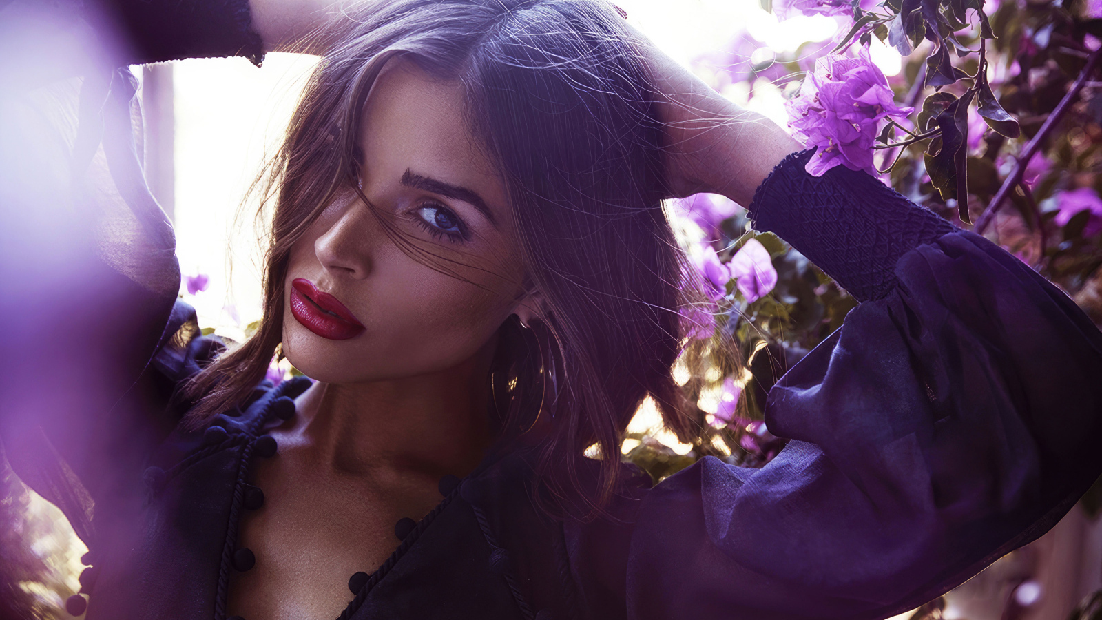 Актриса Оливия Калпо стоит у дерева