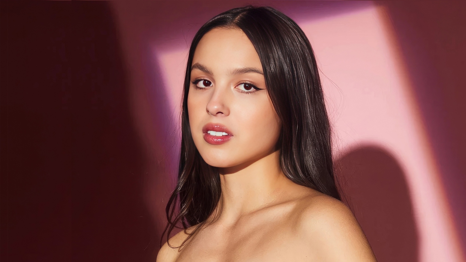 Актриса Оливия Родриго на розовом фоне